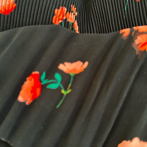 WILFRED Tank Black Scoop Neckline Micro Pleat Chiffon Lined Pink Floral Sz M - Picture 3 of 8